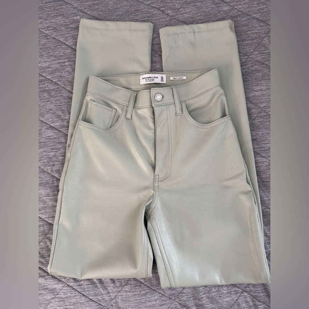 Abercrombie Ultra High Rise 90s Straight Vegan Leather Pants in Green size 24